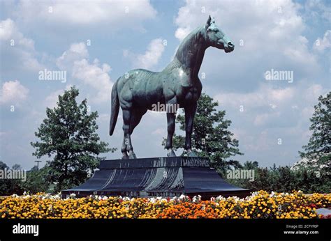 MAN O' WAR RACEHORSE STATUE IN KENTUCKY HORSE PARK, LEXINGTON, KENTUCKY, USA, 1980s Stock Photo ...