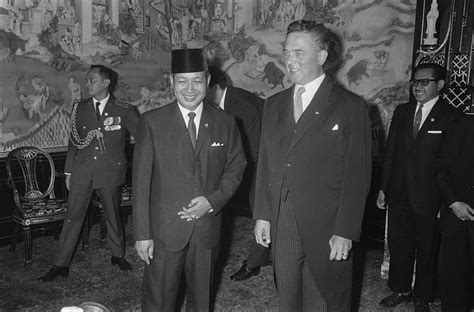 President Soeharto (links) in het gemeentehuis van - PICRYL Public Domain Search