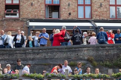 Bruges Canal Boat Tour Excursion | neOnbubble