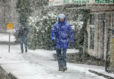 Seattle Hit by Unusually Heavy Snowfall Moving Across Pacific Northwest - The New York Times