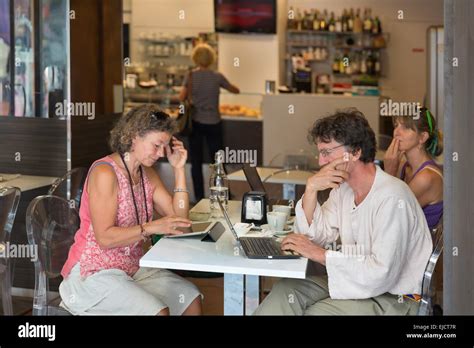 People drinking coffee and working on laptop Stock Photo - Alamy