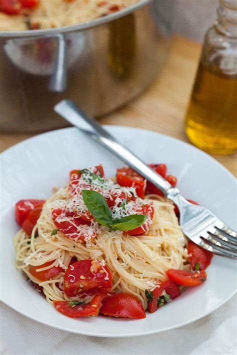 Angel Hair Pasta with Fresh Garlic Tomato Sauce | www.spachethespatula.com #recipe | Healthy ...