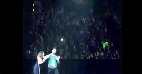 Maroon 5 fan rushes stage during concert - CBS News