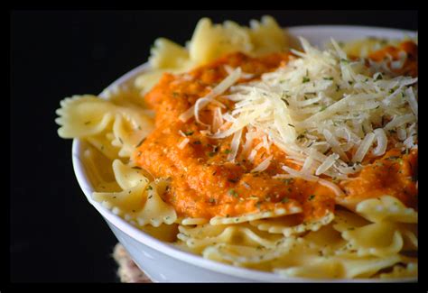 Roz Ka Khana: Vegetarian Pasta (Farfalle) with Tomato Alfredo Sauce