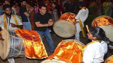 Salman Khan's CRAZY DANCE moves at Ganpati Visarjan 2015 | FULL VIDEO - YouTube