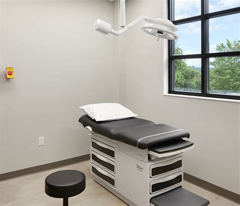 Knoxville Institute of Dermatology Exam Room - Design Innovation Architects