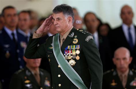 Comandante do Exército alerta "incautos" e diz que Brasil está pronto a defender Amazônia