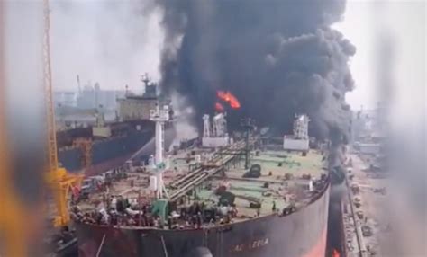 22 Injured and Workers Missing as Oil Tanker Bursts Into Flames in Port - Video - Energy People