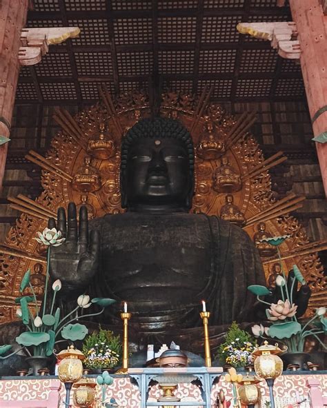 The Tōdai-ji temple houses the the world's largest bronze statue of the Buddha Vairocana ...