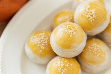 Premium Photo | Chinese flaky pastry or mooncake filled sweet mung bean paste and salted egg ...