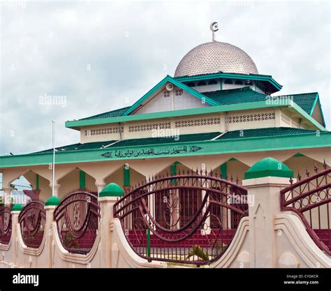 Muslim mosque green dome hi-res stock photography and images - Alamy