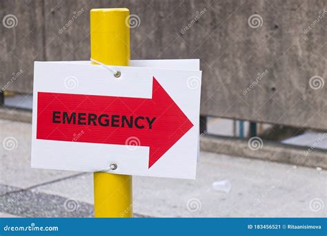 Close Up View of Hospital Emergency Sign in Red with Directional Arrow Stock Image - Image of ...