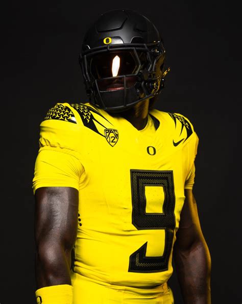 Oregon Football: Ducks unveil uniform combo for season-opener