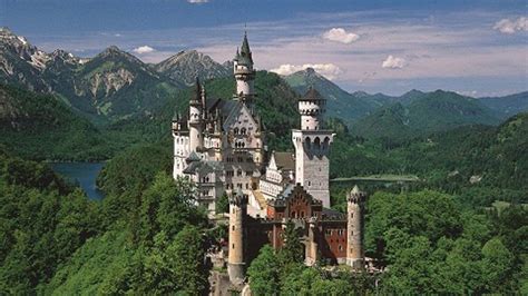 Royal Castles - Day Trip to Neuschwanstein & Linderhof Palace from Munich