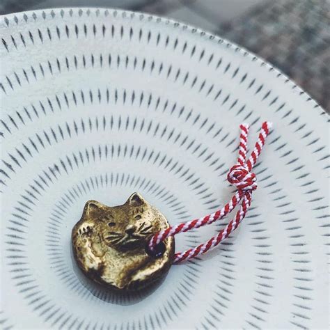 lucky cat charm – ZAKKAsine