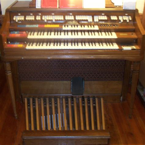 File:Wurlitzer electronic organ (blur).jpg - Wikimedia Commons