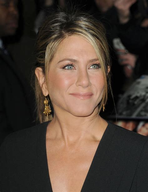 Makeup Trick in Action: Do You Use This Jennifer Aniston Move With Your Lip Gloss? | Glamour