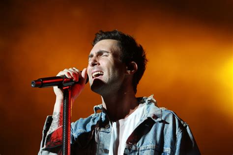 Adam Levine fumbles, but manages to still wow fans during Shoreline concert