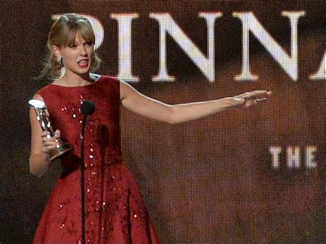 CMA Awards 2013: Taylor Swift takes home Pinnacle Award - CBS News