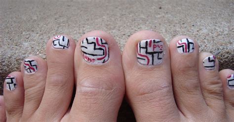 Alli McNails: Maze Mani On Ugly Toes..