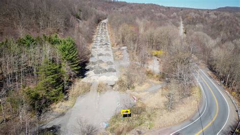 Crews begin to cover Graffiti Highway with dirt - Centralia, Pa. - YouTube