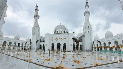 Intip Interior Masjid Sheikh Zayed Solo, Ada Name Plate Kreasi Muda Indonesia - Solopos.com ...