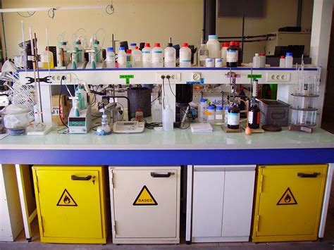 Chemistry laboratory, detail | Fr : Paillasse et sa verrerie… | Flickr