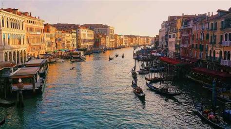 Travel guide of Venice Italy, photos and destination guides about Venice major attractions.