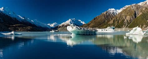 Tasman Glacier Lake with Icebergs and Mountains, Aoraki Mount Cook ...