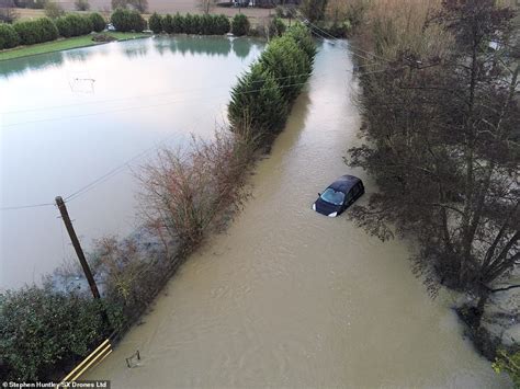 UK Weather: Christmas 'tornado' hits Surrey | Daily Mail Online