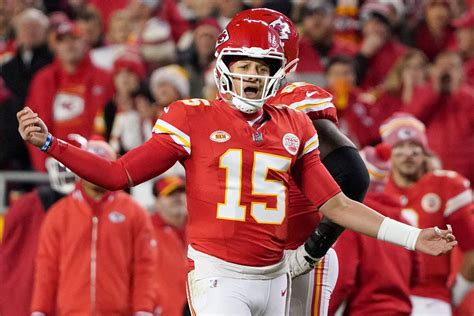 Chiefs QB Patrick Mahomes explains his broken helmet…