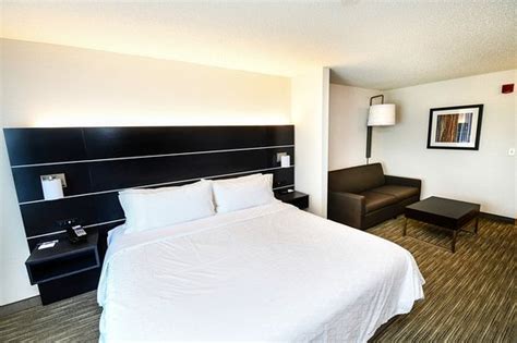 HOLIDAY INN EXPRESS & SUITES GRAND FORKS $90 ($̶1̶0̶3̶) - Updated 2018 ...