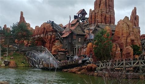 Big Thunder Mountain in action (Disneyland Paris) : rollercoasters