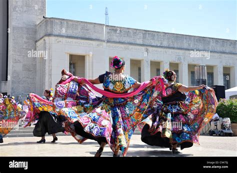 Mexican traditional dancing Stock Photo - Alamy