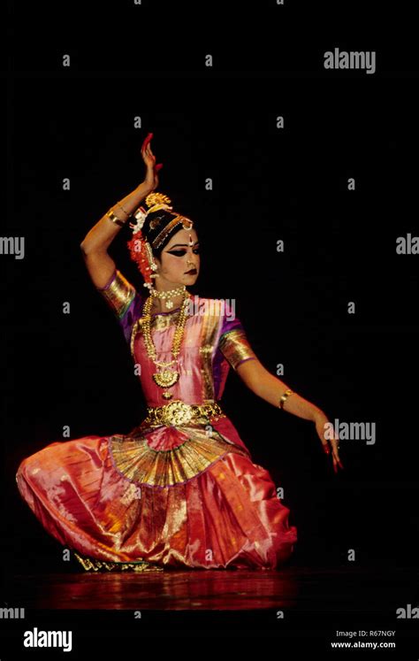 Kuchipudi dance hi-res stock photography and images - Alamy