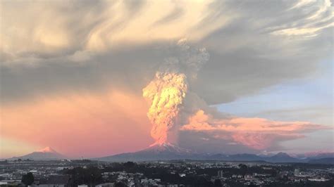 Calbuco volcano plinian eruption day 1. No time lapse - YouTube