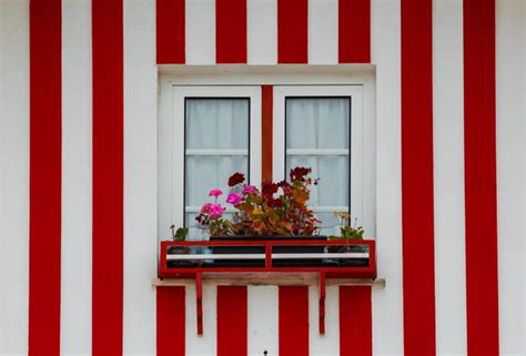 Casas típicas de colores con rayas rojas y blancas en costa nova ...