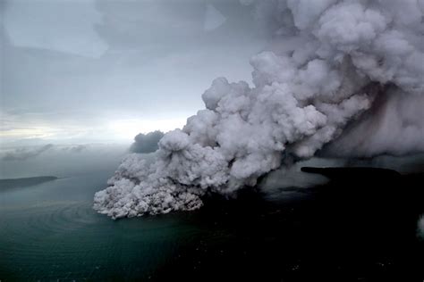 Indonesia es golpeada por Tsunami luego de la erupción del volacán Anak – Perfil Formosa