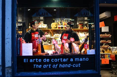 Barcelona Photoblog: The Art of Carving Spanish Ham