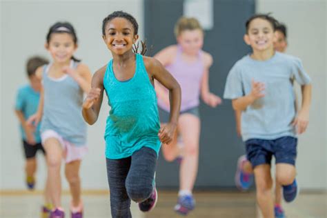 369.000+ Niños Haciendo Ejercicio Fotografías de stock, fotos e imágenes libres de derechos - iStock