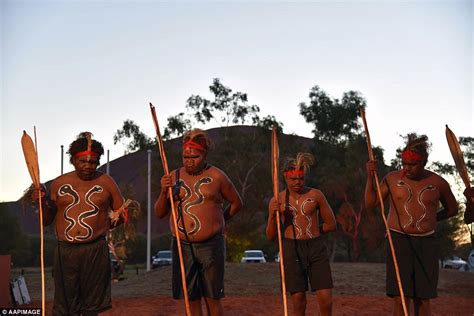 Aboriginal Australians dance in traditional dress at Uluru | Daily Mail ...