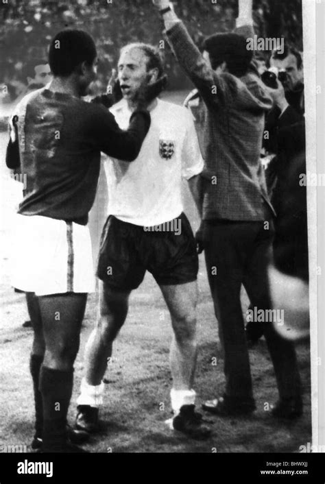 Bobby charlton 1966 portugal hi-res stock photography and images - Alamy