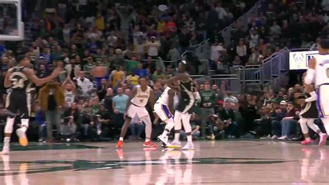 Giannis Antetokounmpo with a dunk vs the Los Angeles Lakers [Video]