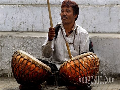 Musicien Mon jouant du darma, musique traditionnelle au Ladakh. Mon ...