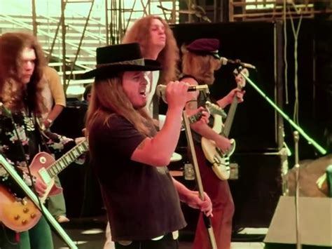 Lynyrd Skynyrd performing Free Bird at the Oakland Coliseum in 1977 : pics