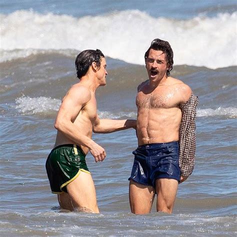 Jonathan Bailey y Matt Bomer fueron vistos en la playa MUY juntitos - Escandala