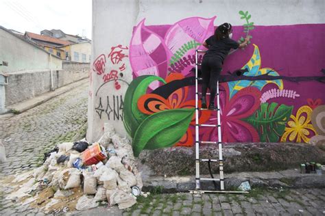 Street Artists create open air graffiti gallery in Rio's oldest favela ...