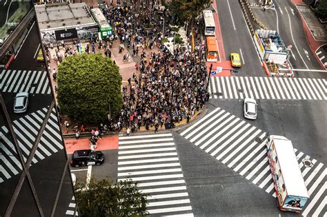 Where to Take the Best Photos of the Shibuya Crossing