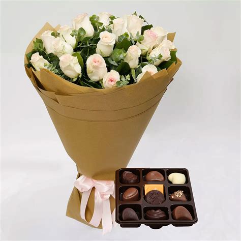 Online Godiva Chocolates and Peach Rose Bouquet Gift Delivery in Singapore - Ferns N Petals