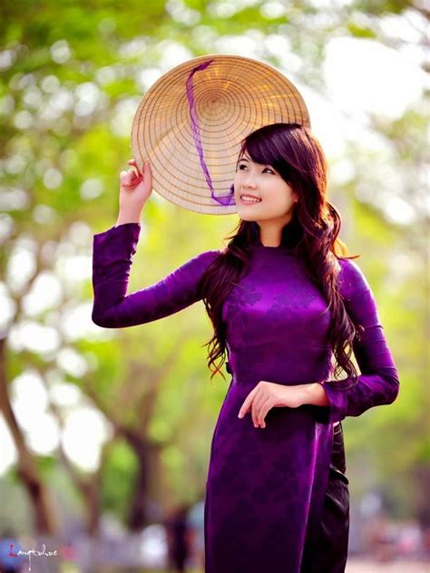 Vietnam Discovery: Traditional clothes of Viet women